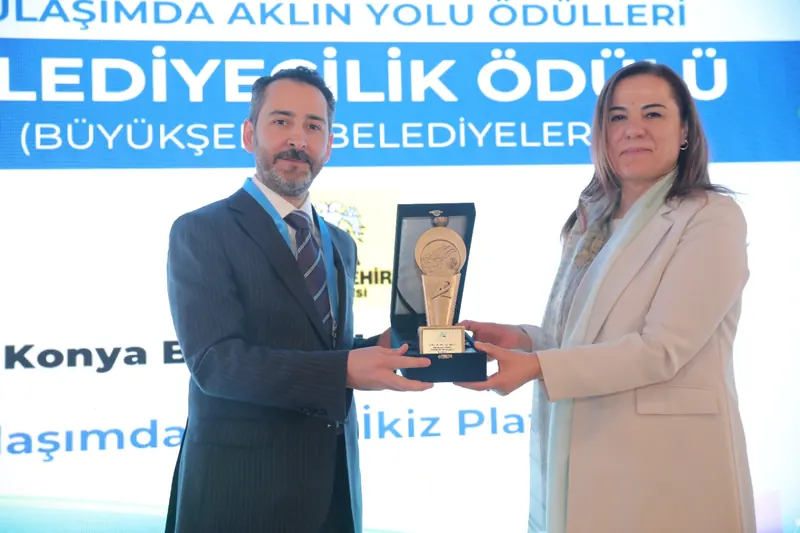 Konya Büyükşehir Belediyesi’ne Ulaşımda Dijital İkiz Platformu için Belediyecilik Ödülü’nün takdimi